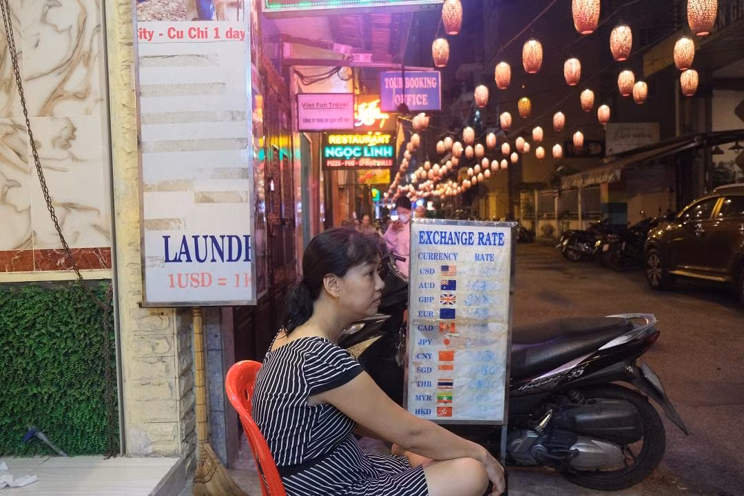 "Nếu như trước khi dịch COVID-19 bùng phát, khu phố này thường ồn ào, náo nhiệt thì đến thời điểm này đã vơi bớt đi rất nhiều do lượng du khách quốc tế giảm. Thậm chí, chúng tôi phải ra ngoài cửa khách sạn để đón khách thay vì chỉ ngồi ở quầy như lúc trước", đại diện một khách sạn trên phố Tây Bùi Viện chia sẻ. "Nếu như trước khi dịch COVID-19 bùng phát, khu phố này thường ồn ào, náo nhiệt thì đến thời điểm này đã vơi bớt đi rất nhiều do lượng du khách quốc tế giảm. Thậm chí, chúng tôi phải ra ngoài cửa khách sạn để đón khách thay vì chỉ ngồi ở quầy như lúc trước", đại diện một khách sạn trên phố Tây Bùi Viện chia sẻ.