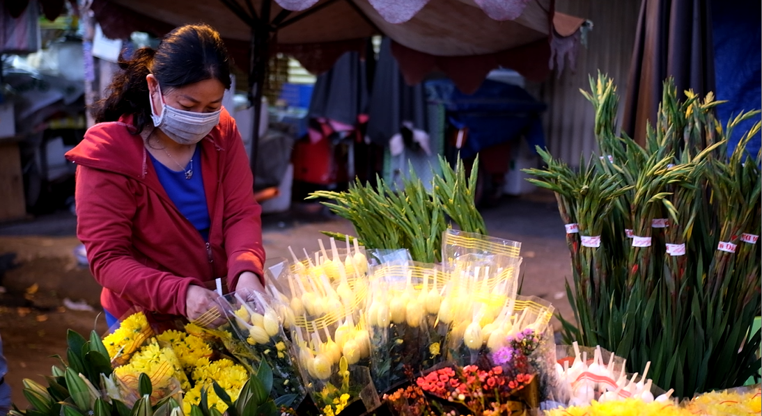 "Những ngày này, tôi đều nhập thêm nhiều hoa như hoa cúc, hoa đồng tiền,...đây là những loại hoa rất được nhiều người ưa chuộng để dâng cúng vào ngày rằm", chị Hạnh cho hay.