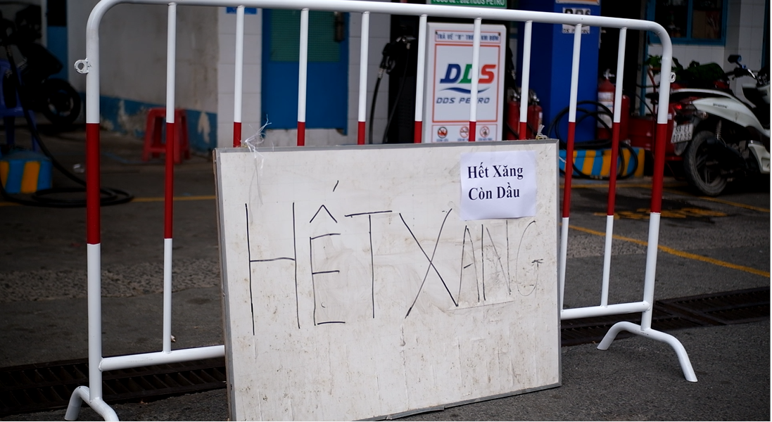 Cây xăng của Công ty CP Công nghệ an toàn dầu khí Việt Nam tại đường Phan Văn Trị (quận Gò Vấp) treo biển thông báo "hết xăng, còn dầu".