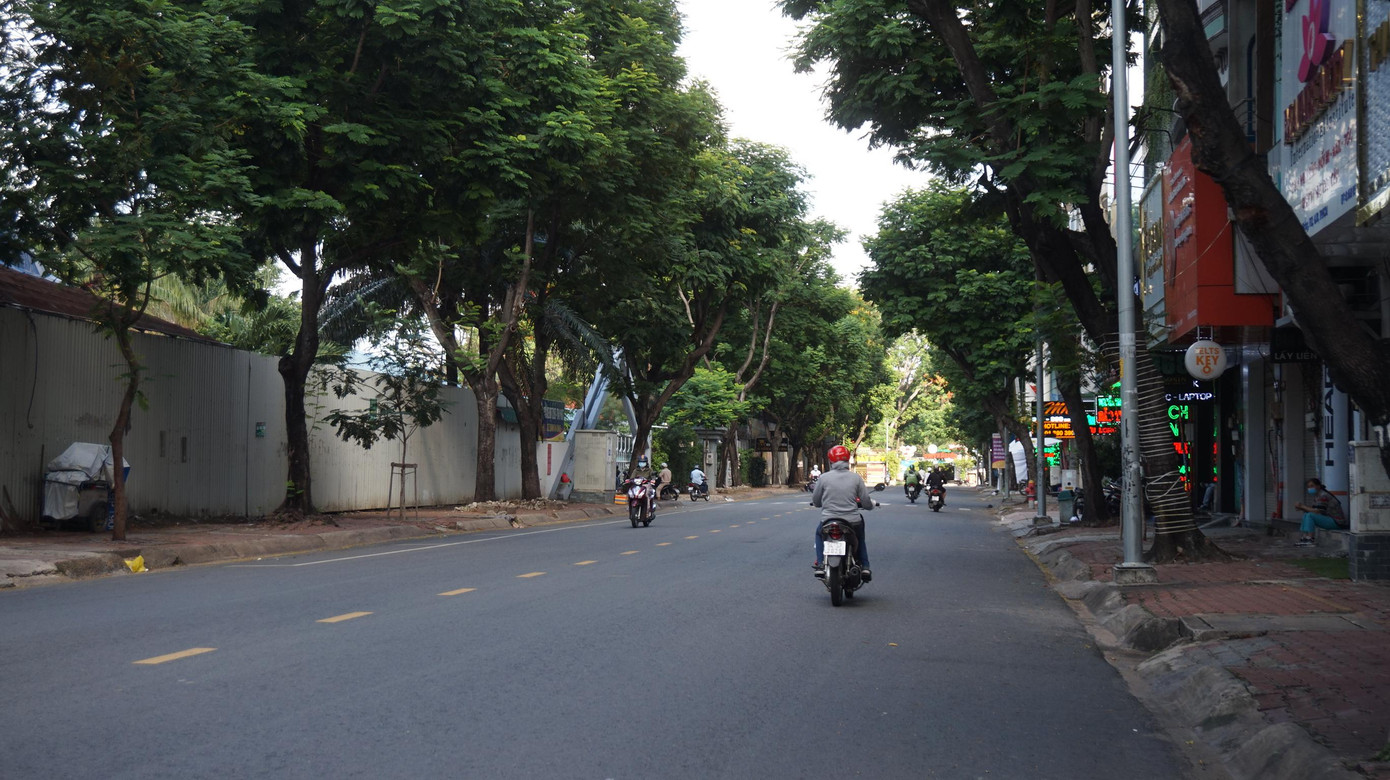 Đường Cao Thắng, quận 10 cũng vắng người qua lại. Đường Cao Thắng, quận 10 cũng vắng người qua lại.