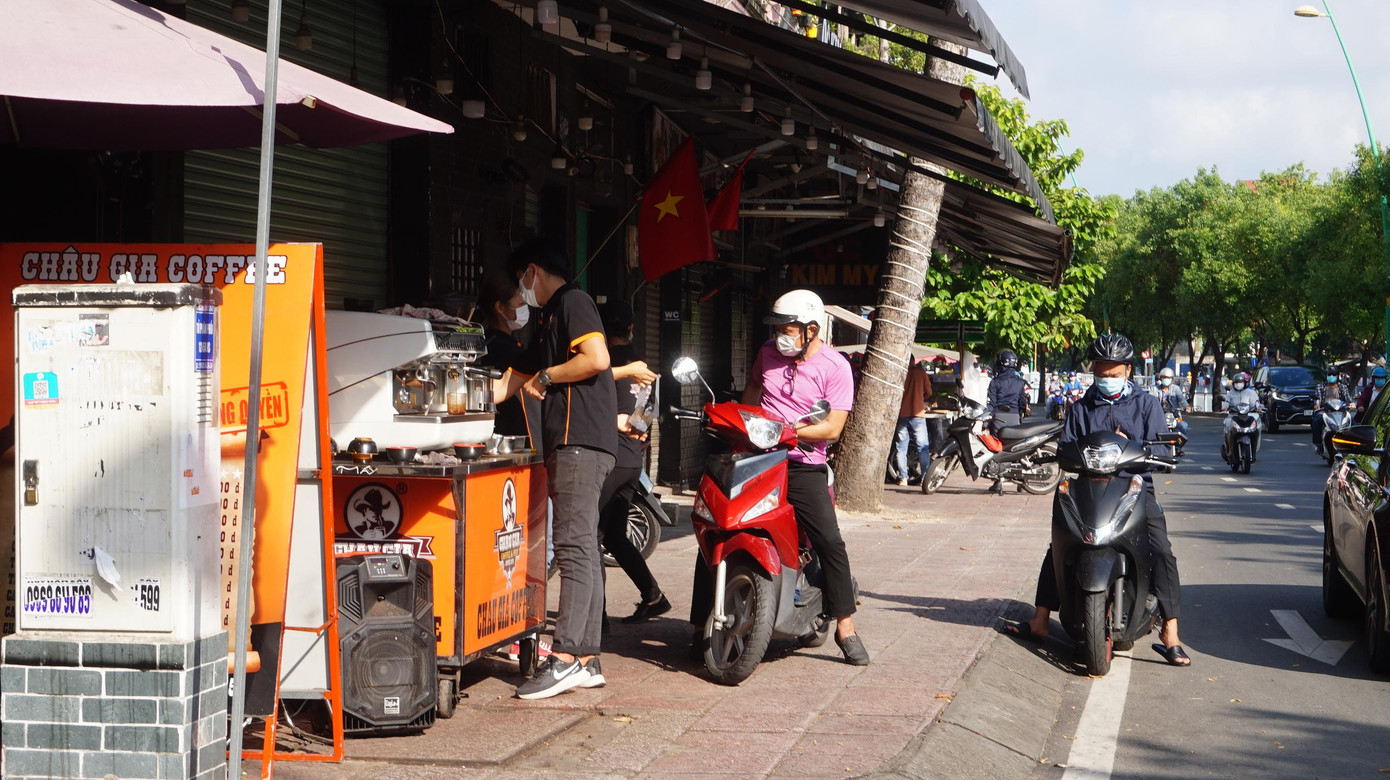 Người dân dần thích nghi với việc mua đồ ăn, thức uống mang về, không tập trung ngồi tại quán để phòng dịch COVID-19. Người dân dần thích nghi với việc mua đồ ăn, thức uống mang về, không tập trung ngồi tại quán để phòng dịch COVID-19.