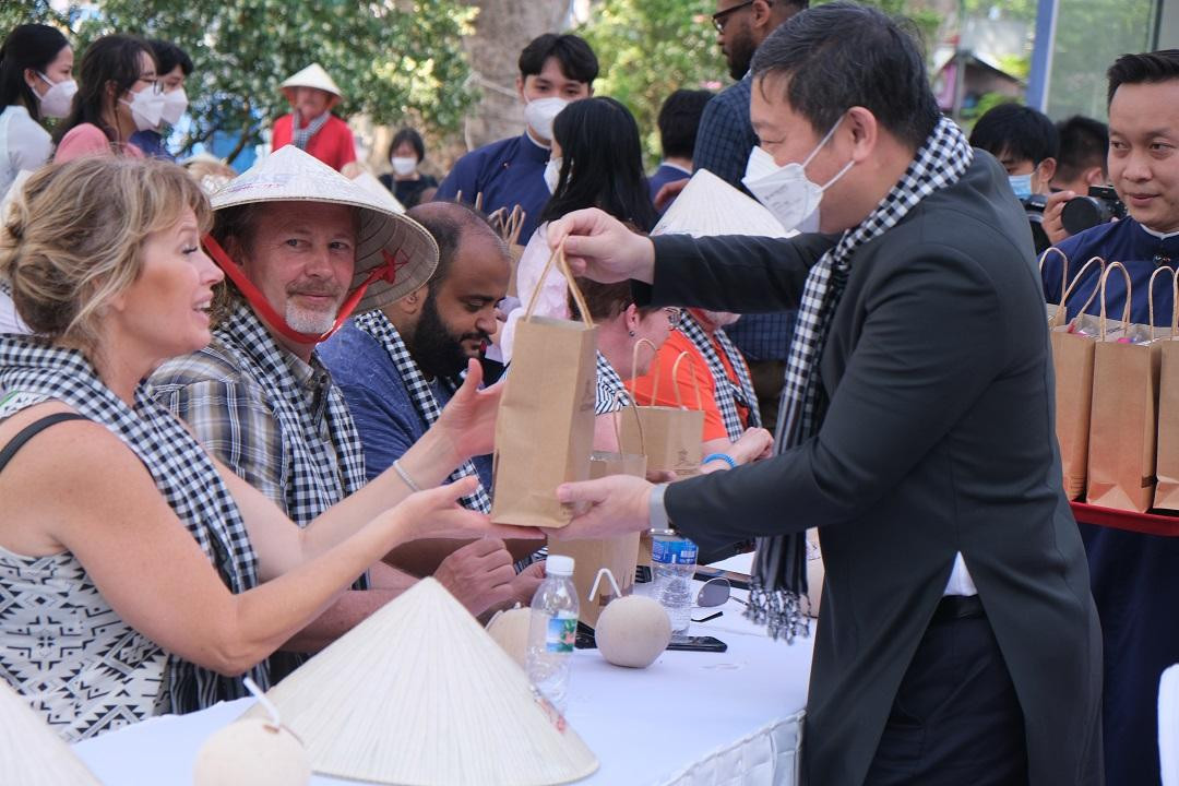 Phó chủ tịch UBND TP HCM Dương Anh Đức trao quà cho du khách. Phó chủ tịch UBND TP HCM Dương Anh Đức trao quà cho du khách.