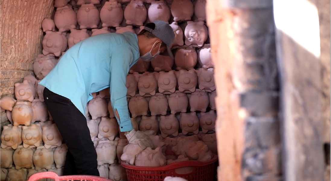 Hàng chục công nhân người đổ khuôn, cạo ba ria, người cho thành phẩm xuất xưởng. Hàng chục công nhân người đổ khuôn, cạo ba ria, người cho thành phẩm xuất xưởng.