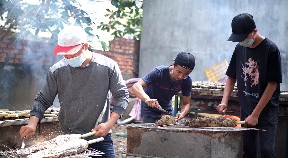 Hàng chục tiệm bán cá lóc nướng ở đây đều phải huy động thêm người làm vào ngày vía Thần Tài. Hàng chục tiệm bán cá lóc nướng ở đây đều phải huy động thêm người làm vào ngày vía Thần Tài.