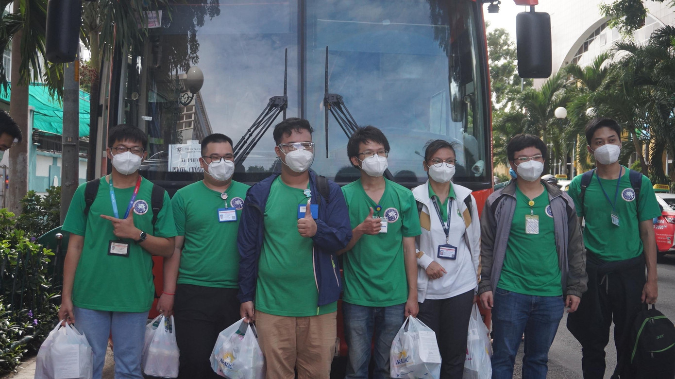 Lực lượng giảng viên, sinh viên tình nguyện hăng hái tham gia nhiệm vụ.