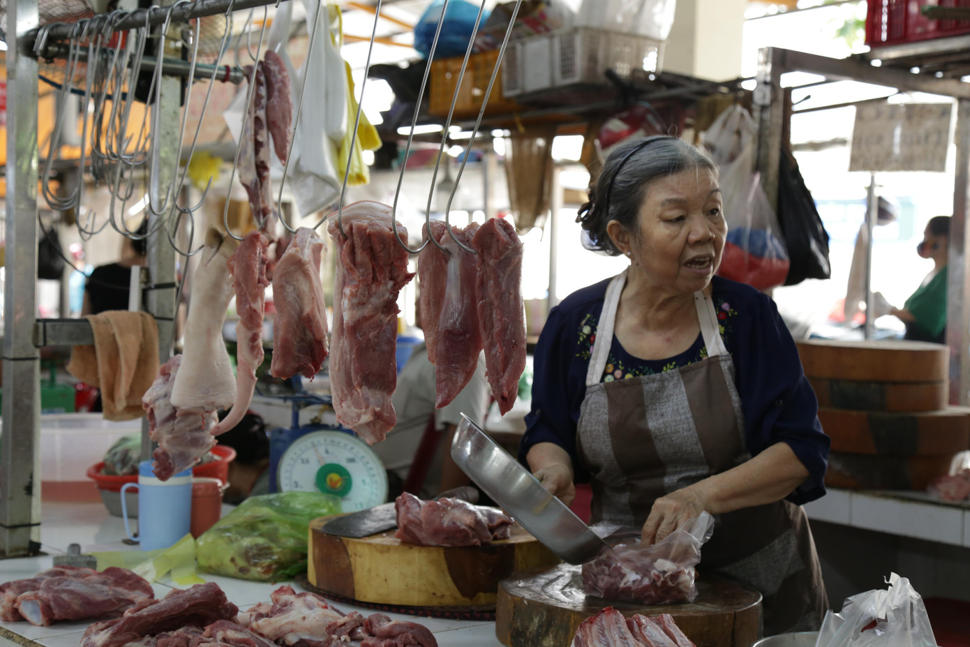 Giá thịt lợn những ngày gần đây đã giảm sau thời gian tăng nóng. Ảnh: Hoàng Trang.