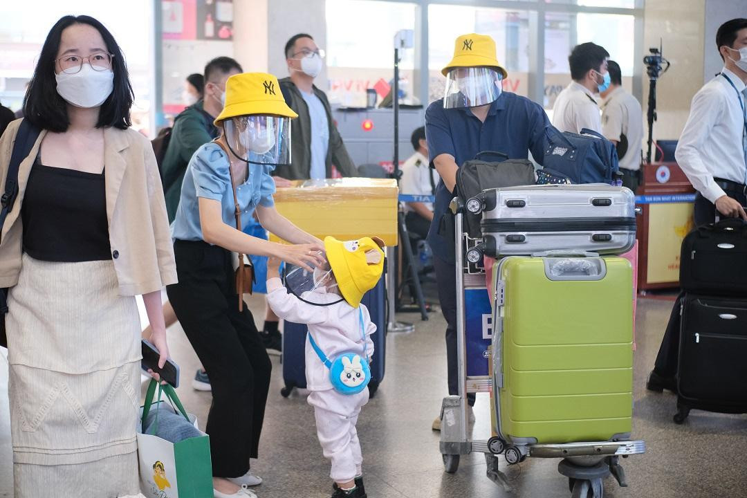 Ngoài đeo khẩu trang, một số gia đình trang bị kính chống giọt bắn để phòng dịch.