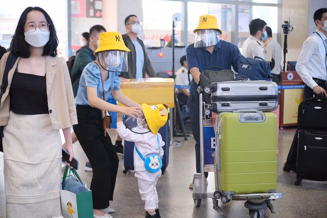 Ngoài đeo khẩu trang, một số gia đình trang bị kính chống giọt bắn để phòng dịch.