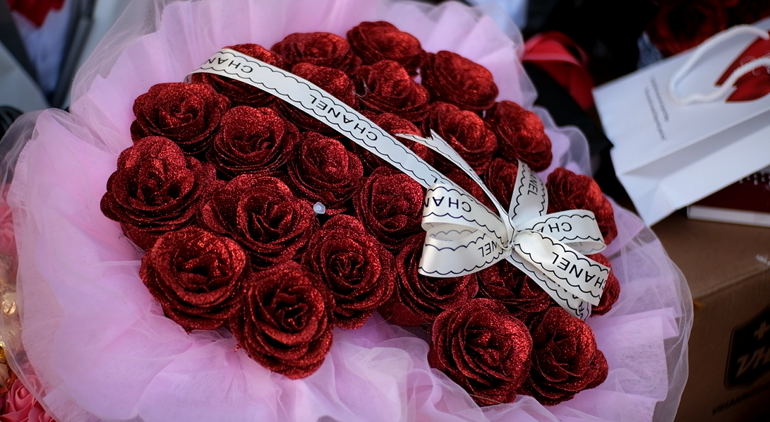 Với sự đa dạng về chủng loại và màu sắc các loại hoa sáp, hoa tiền rất thu hút khách hàng nhất là các bạn trẻ.