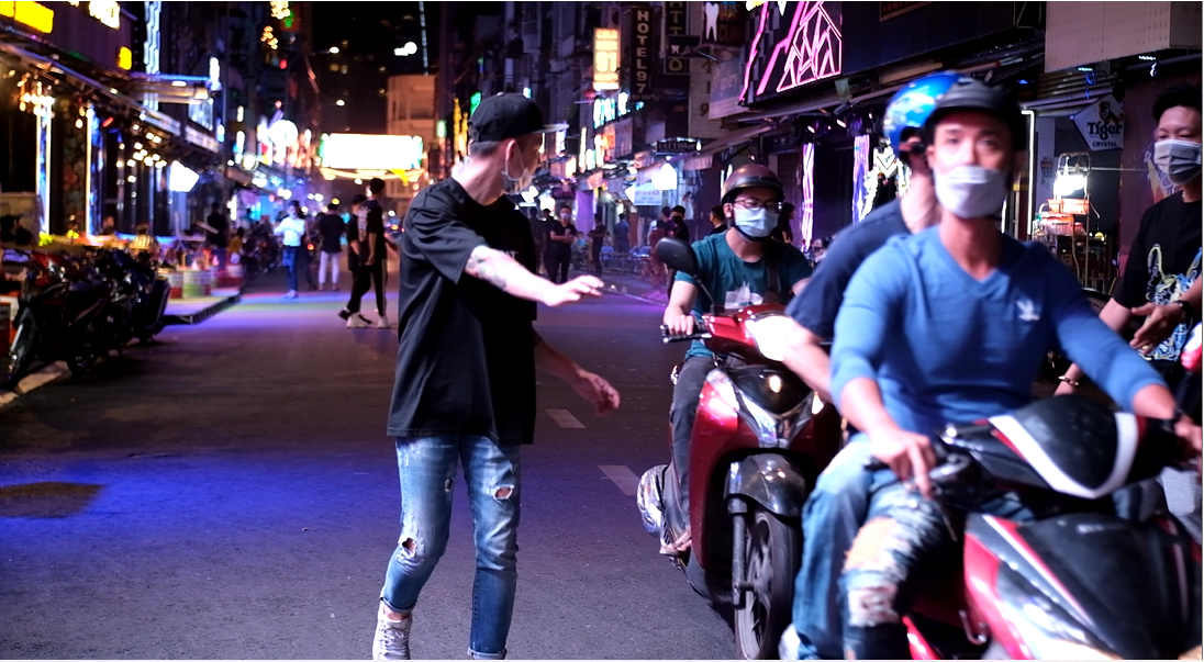 Một số quán, nhân viên còn đông hơn cả khách trong ngày đầu hoạt động trở lại. Một số quán, nhân viên còn đông hơn cả khách trong ngày đầu hoạt động trở lại.