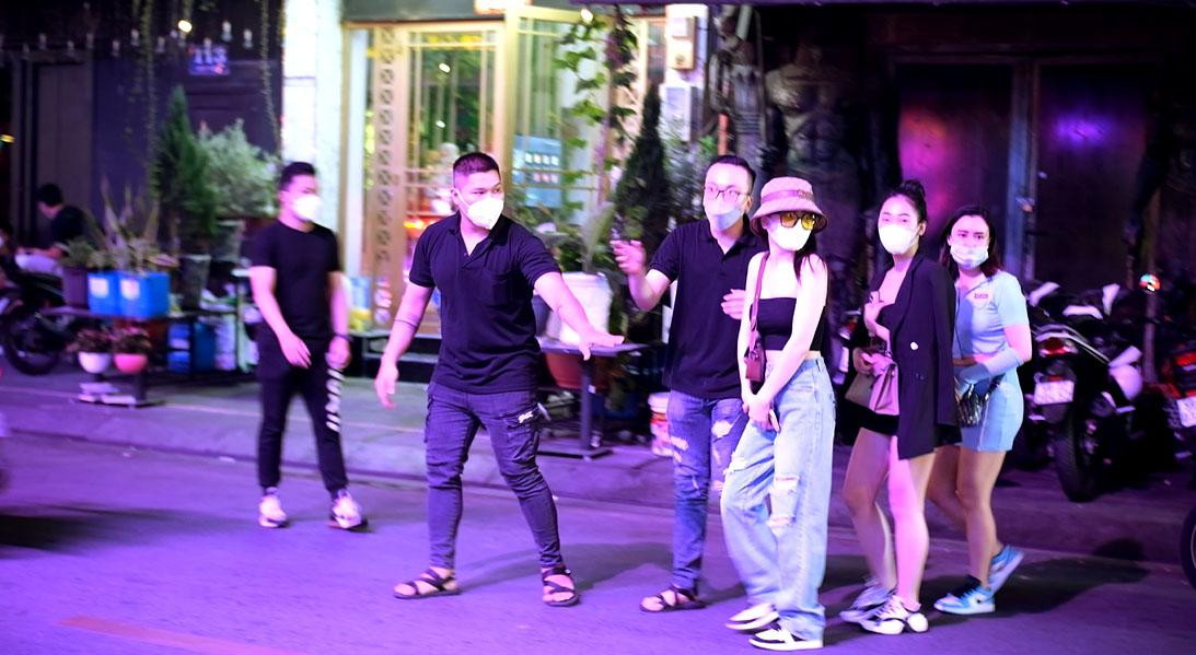 Nhân viên của quán tích cực mời, đón khách. Nhân viên của quán tích cực mời, đón khách.