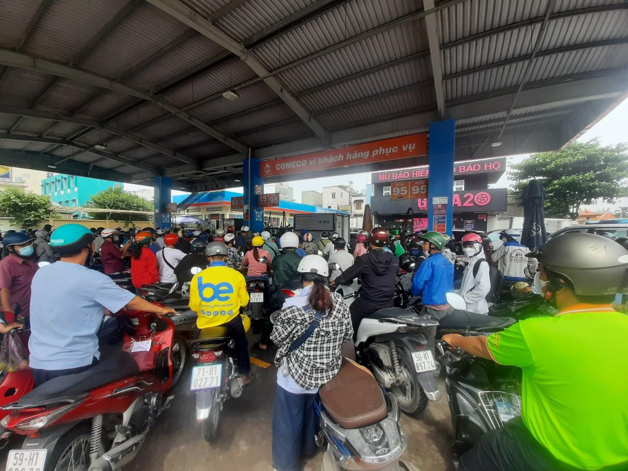 Tương tự, cửa hàng xăng dầu số 12 – PVOil (quận 6) đã có hàng dài người xếp hàng chờ đổ xăng. “Đây là cây xăng thứ 3 mà tôi ghé để đổ xăng nhưng đã đợi hơn 30 phút rồi mà vẫn chưa đến lượt. Tôi có báo với công ty để xin phép trễ giờ làm do chờ đổ xăng”, anh Tuấn Anh chia sẻ.
