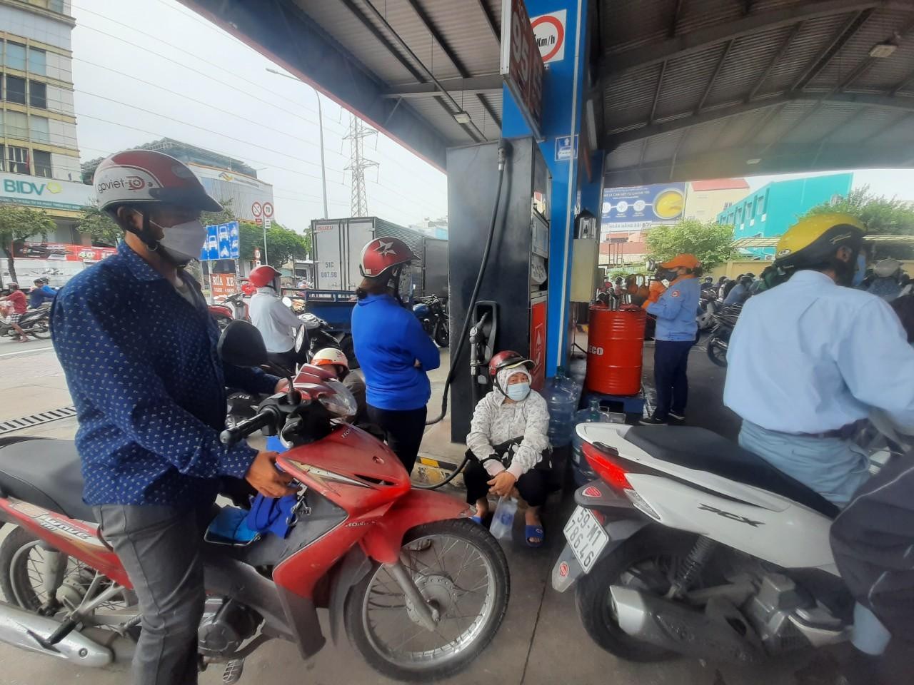 Nhiều người kiên nhẫn chờ đợi đến lượt đổ xăng.
