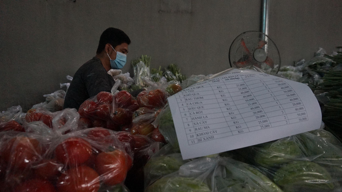 Giá cả được tiểu thương niêm yết sẵn và được phân chia sẵn theo kg vào từng bịch