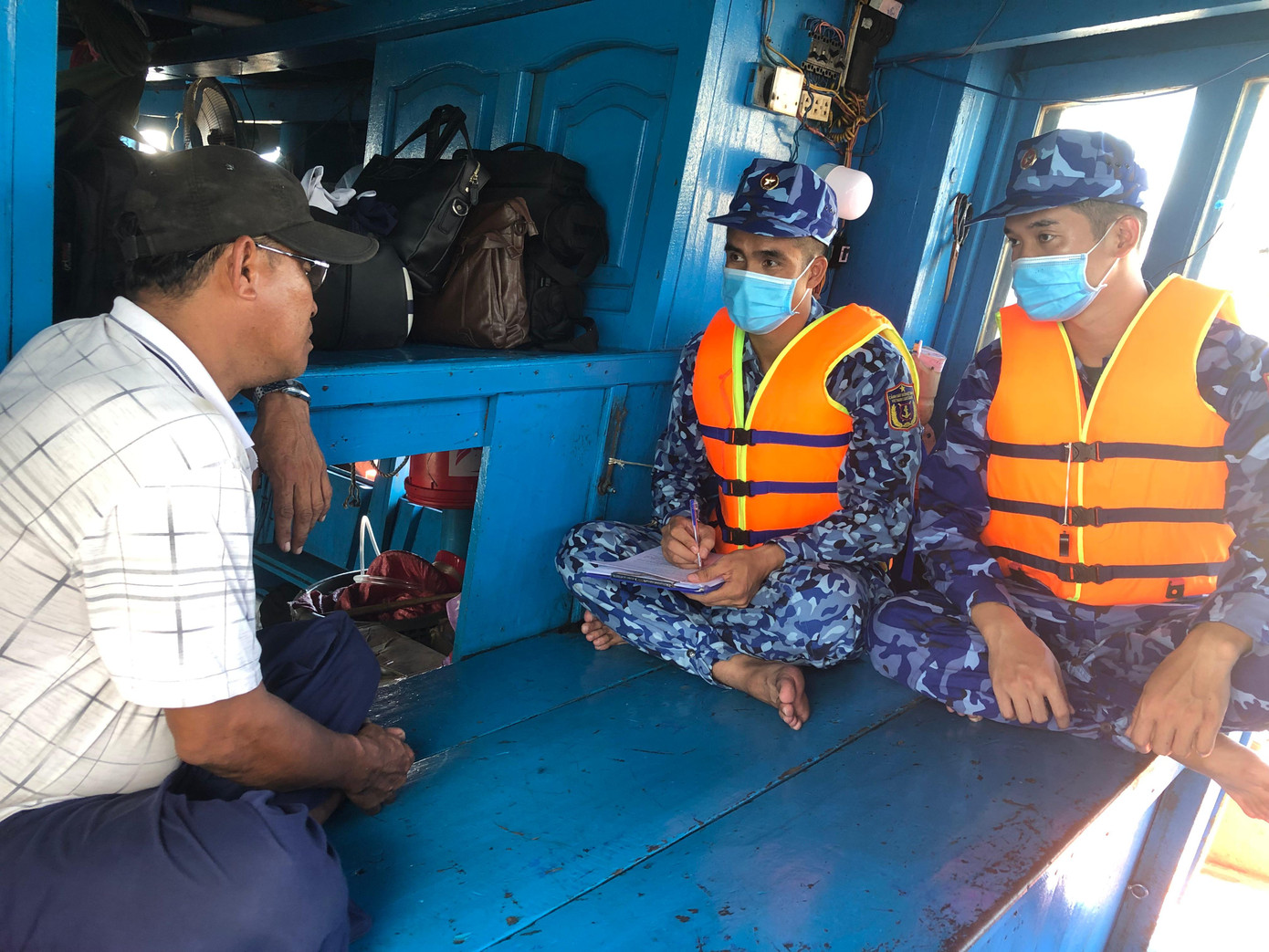 Lập biên bản hành chính đối với tàu vi phạm.