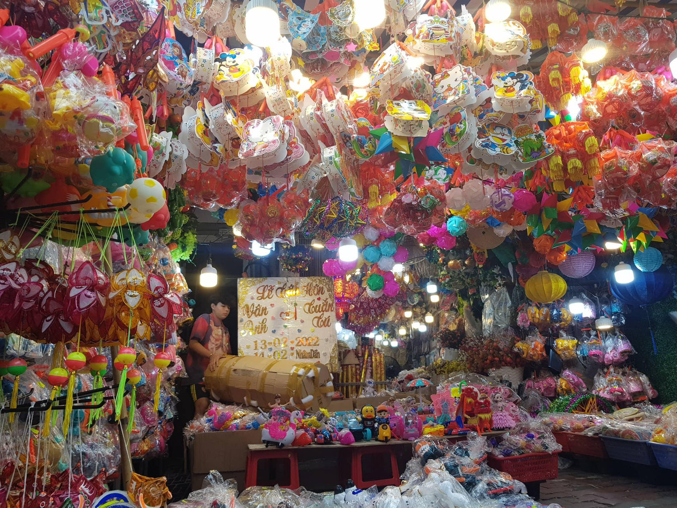 Các sản phẩm lồng đèn đủ mọi chủng loại, kích cỡ, hình dáng và màu sắc. Các sản phẩm lồng đèn đủ mọi chủng loại, kích cỡ, hình dáng và màu sắc.