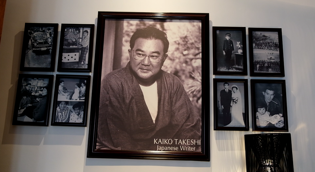 “Hiện nay, chúng tôi vẫn lưu giữ những hình ảnh lịch sử bên trong căn phòng như cũ, thời gian nhà văn Takeshi Kaiko từng ở. Nơi đây, không chỉ thu hút khách Nhật Bản người lớn tuổi mà còn thu hút đông đảo giới trẻ khi lưu trú tại khách sạn đều muốn tìm hiểu văn hóa, lịch sử và xem căn phòng đặc biệt này”, đại diện khách sạn cho biết.