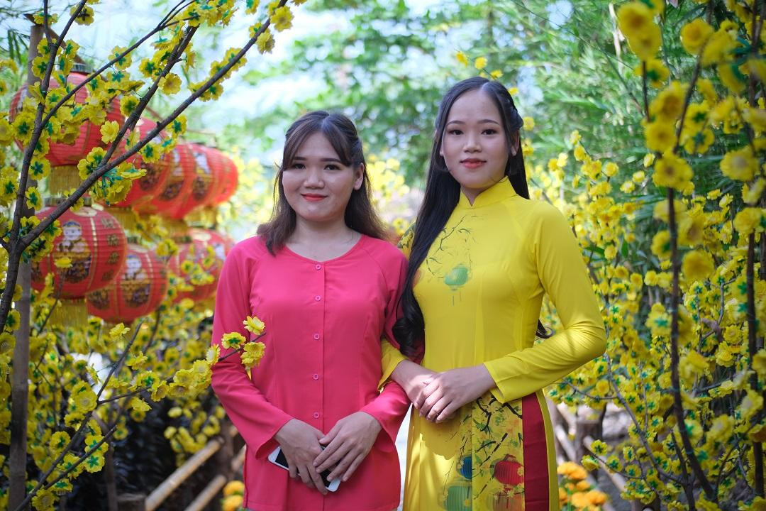 "Cứ mỗi dịp Tết đến xuân về, mình đều dành thời gian đến các phim trường chụp những bộ ảnh đón xuân để lưu làm kỷ niệm, năm nay cũng không ngoại lệ. Để tránh tập trung đông người vào những ngày cận Tết, chúng mình quyết định lên lịch chụp hình đón xuân thật sớm, ở đây có rất nhiều tiểu cảnh như vườn hoa xuân, hoa mai, hoa đào, câu đối ngày Tết, ngôi nhà truyền thống,... khiến những người bạn trẻ như tôi cảm nhận được rõ hương vị Tết quê hương". "Cứ mỗi dịp Tết đến xuân về, mình đều dành thời gian đến các phim trường chụp những bộ ảnh đón xuân để lưu làm kỷ niệm, năm nay cũng không ngoại lệ. Để tránh tập trung đông người vào những ngày cận Tết, chúng mình quyết định lên lịch chụp hình đón xuân thật sớm, ở đây có rất nhiều tiểu cảnh như vườn hoa xuân, hoa mai, hoa đào, câu đối ngày Tết, ngôi nhà truyền thống,... khiến những người bạn trẻ như tôi cảm nhận được rõ hương vị Tết quê hương".