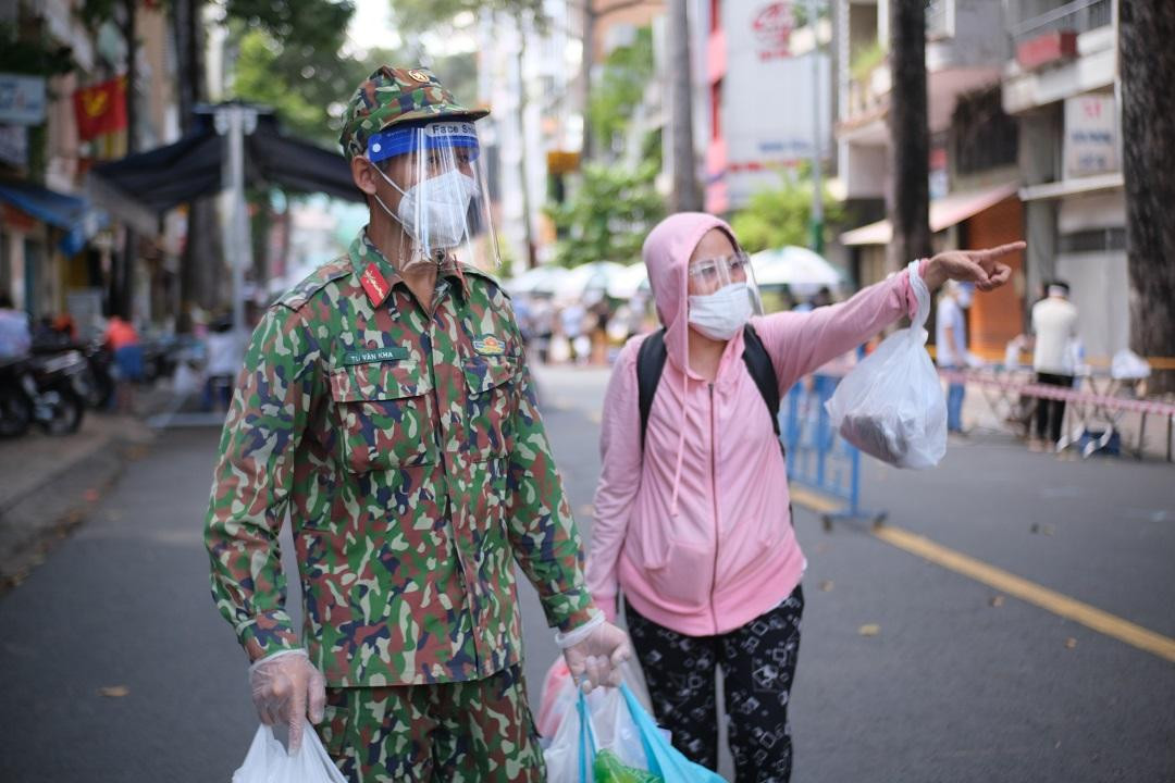 Hiện chợ lưu động tại phường 3, quận 5 có khoảng 80 mặt hàng, phục vụ cho khoảng 500-550 hộ dân. Theo đó, người dân ở “vùng xanh” được phát phiếu đi chợ theo khung giờ, trước khi vào chợ sẽ được nhân viên kiểm tra mã QR chứng minh đã tiêm 2 mũi vắc xin, đo thân nhiệt và đóng dấu nhận biết trên tay để được vào chợ mua hàng hóa.