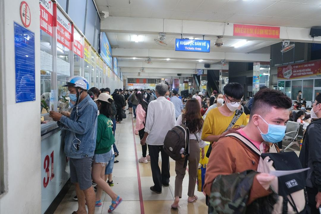 Khá đông người dân xếp hàng mua vé xe khách về quê tại các quầy vé tại bến xe miền Đông.