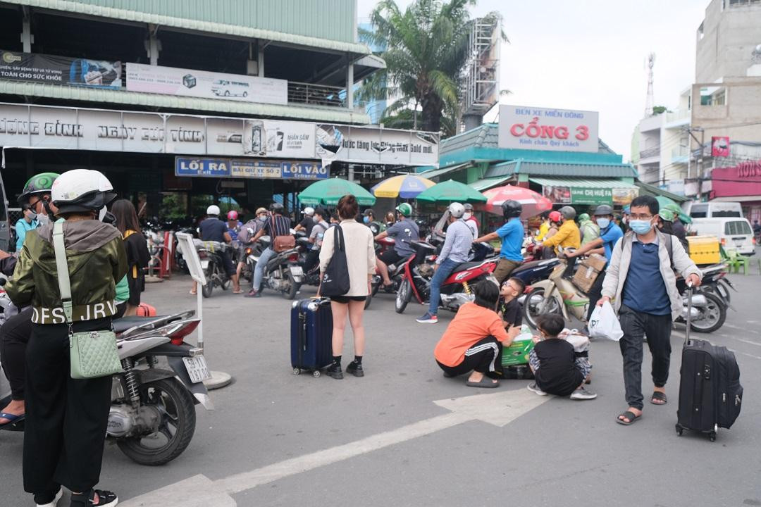 Bãi giữ xe tại bến miền Đông cũng trong tình trạng ùn ứ xếp hàng chờ.