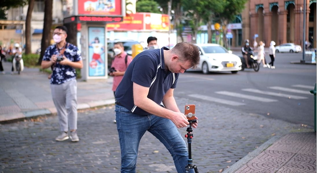 Anh Alex (quốc tịch Mỹ) cho biết, Bưu điện TPHCM là một trong những địa điểm mà anh yêu thích khi đến với TPHCM. "Tôi rất ấn tượng với kiến trúc và màu sắc cổ kính nơi đây, vì thế tôi không thể bỏ lỡ việc lưu giữ những khoảnh khắc đẹp ở đây, cũng như giới thiệu với bạn bè biết đến" - anh Alex hào hứng nói. Anh Alex (quốc tịch Mỹ) cho biết, Bưu điện TPHCM là một trong những địa điểm mà anh yêu thích khi đến với TPHCM. "Tôi rất ấn tượng với kiến trúc và màu sắc cổ kính nơi đây, vì thế tôi không thể bỏ lỡ việc lưu giữ những khoảnh khắc đẹp ở đây, cũng như giới thiệu với bạn bè biết đến" - anh Alex hào hứng nói.