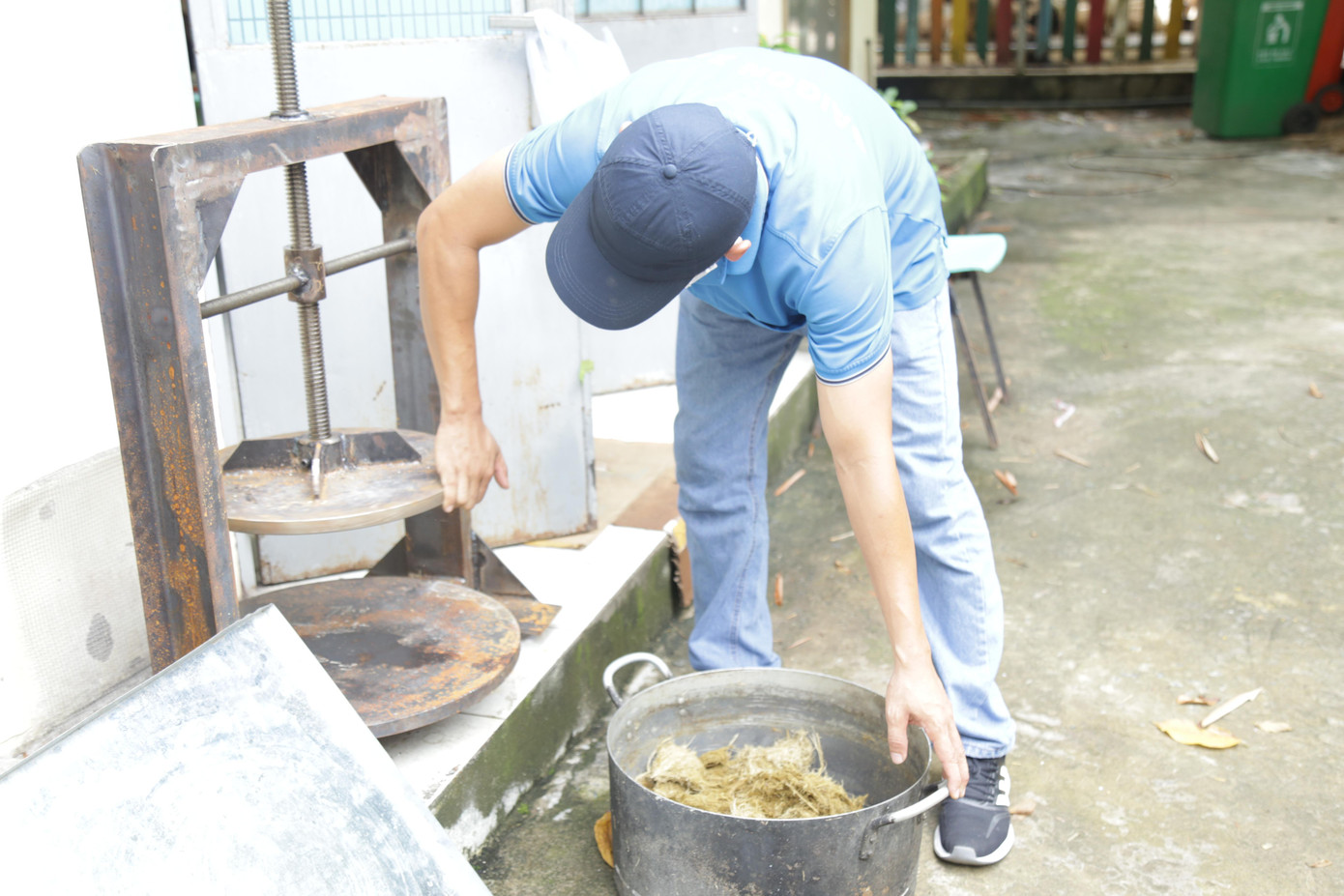 Từ những quan sát và tính toán trên, Thảo Cầm Viên Sài Gòn đã phối hợp với một số thành viên của Đại học Công nghệ TP.HCM thử nghiệm từ tháng 2/2022, sản xuất thành công giấy làm từ phân voi bước đầu vào tháng 4/2022 và dần cải tiến thành phẩm. Từ những quan sát và tính toán trên, Thảo Cầm Viên Sài Gòn đã phối hợp với một số thành viên của Đại học Công nghệ TP.HCM thử nghiệm từ tháng 2/2022, sản xuất thành công giấy làm từ phân voi bước đầu vào tháng 4/2022 và dần cải tiến thành phẩm.