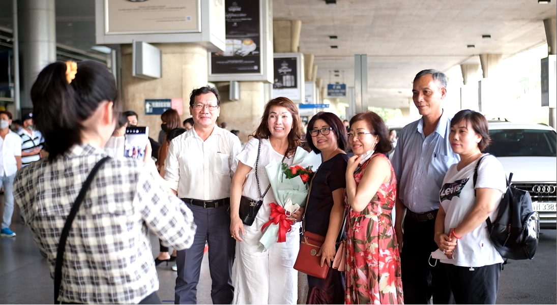 Rất đông bà con Việt kiều đặt vé trở về Việt Nam sau khi hàng không Việt Nam mở lại toàn bộ đường bay thường lệ quốc tế. Rất đông bà con Việt kiều đặt vé trở về Việt Nam sau khi hàng không Việt Nam mở lại toàn bộ đường bay thường lệ quốc tế.