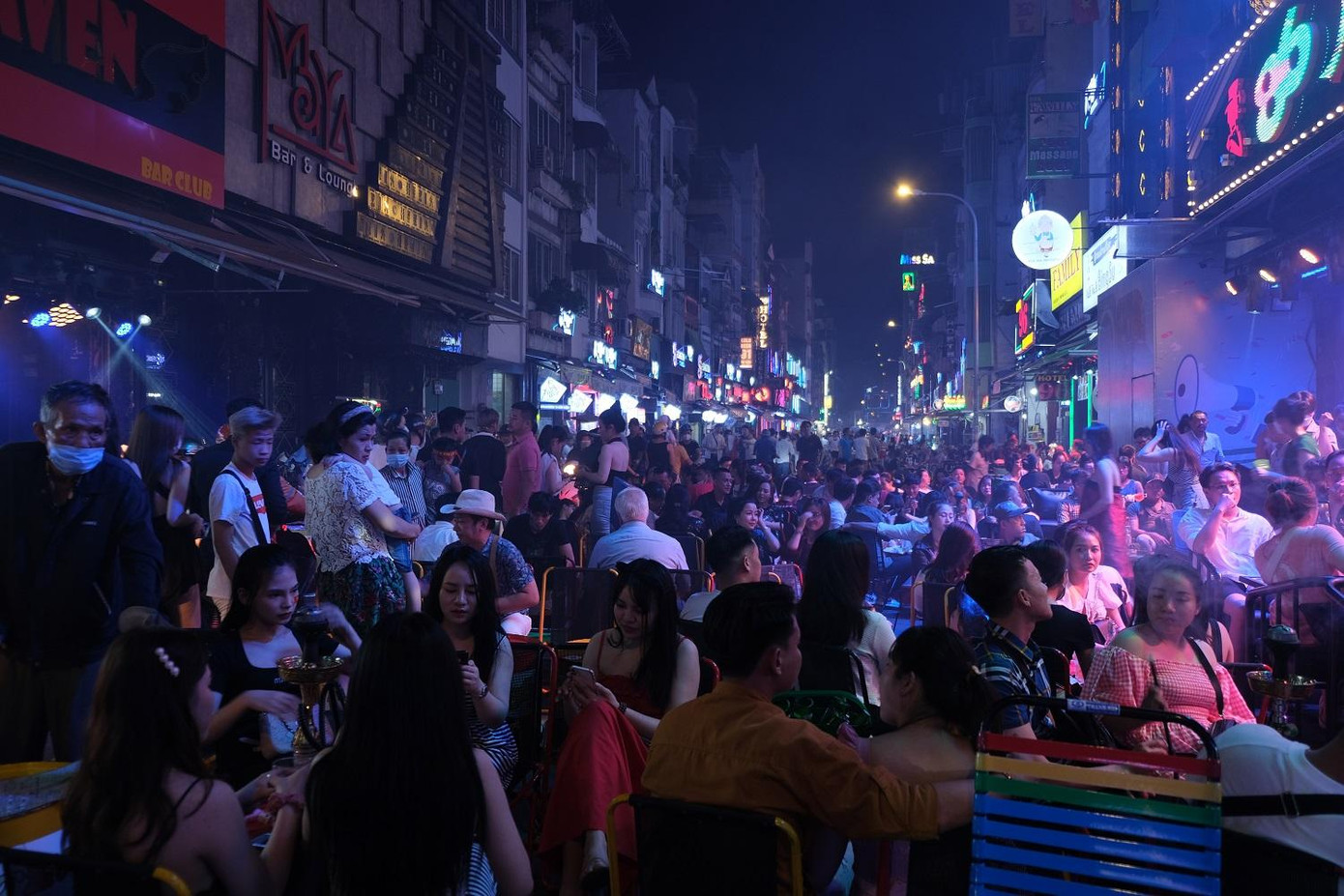 So với một năm trước đóng cửa im lìm vì dịch thì giờ đây, phố Tây Bùi Viện lại đông nghịt khách, trở lại với nhịp sống sôi động, sầm uất vốn có. Nhiều chủ quán tại khu phố này tỏ ra phấn khởi khi lượng khách quốc tế đến đây vui chơi, giải trí ngày càng nhiều.