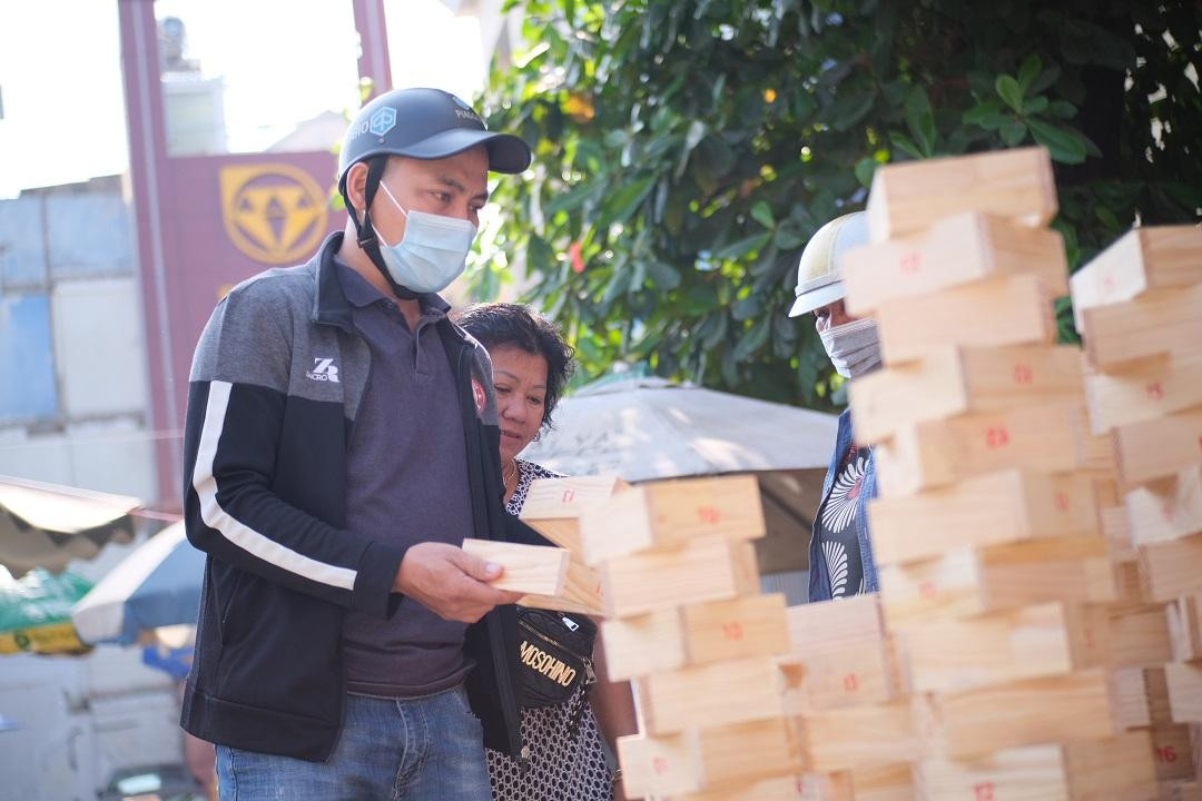 Anh Nguyễn Thành Luân (ngụ quận Tân Bình, TP.HCM) cho biết: "Tuy cuối năm có bận đến mấy, gia đình tôi cũng dành thời gian ra chợ Ông Tạ mua lá dong, khuôn, lạt về gói bánh chưng. Với tôi, việc cả nhà cùng nhau quây quần gói bánh, nấu bánh chưng tại nhà là cơ hội để con cháu sum vầy, hiểu hơn về nét văn hóa Tết truyền thống của người Việt". Anh Nguyễn Thành Luân (ngụ quận Tân Bình, TP.HCM) cho biết: "Tuy cuối năm có bận đến mấy, gia đình tôi cũng dành thời gian ra chợ Ông Tạ mua lá dong, khuôn, lạt về gói bánh chưng. Với tôi, việc cả nhà cùng nhau quây quần gói bánh, nấu bánh chưng tại nhà là cơ hội để con cháu sum vầy, hiểu hơn về nét văn hóa Tết truyền thống của người Việt".