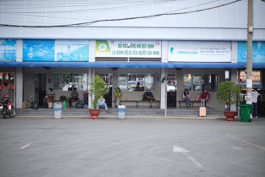 Khu vực sảnh chờ ở bến xe miền Tây vắng thưa khách. Khu vực sảnh chờ ở bến xe miền Tây vắng thưa khách.