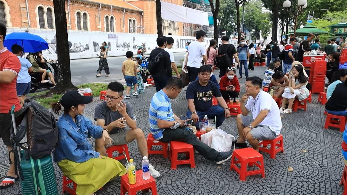 Nhiều người dân lựa chọn ở lại TPHCM để nghỉ ngơi và đến tham quan tại một số địa điểm check in, thay vì đi du lịch xa hay về quê.