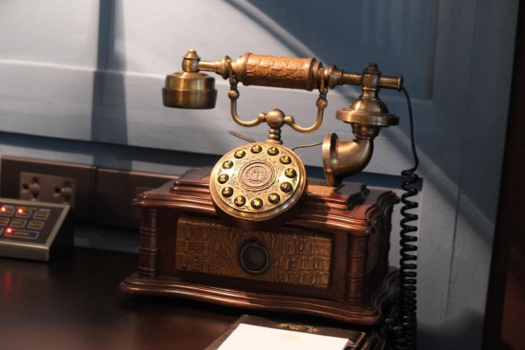 Chiếc điện thoại cổ, vẫn được khách sạn lưu giữ tới ngày nay.