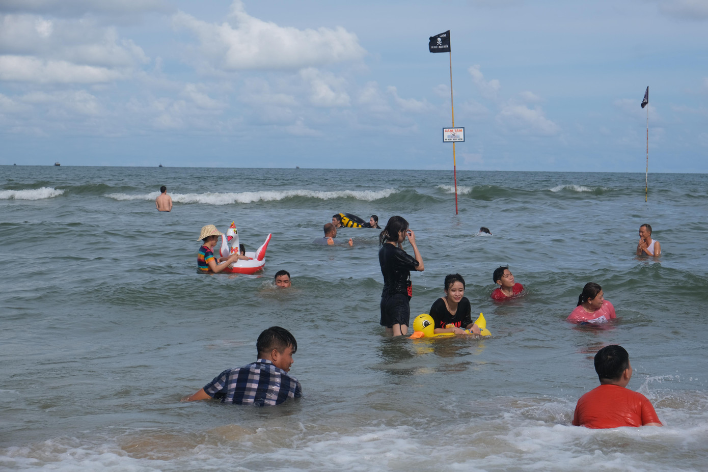 Dưới bãi biển, để đảm bảo an toàn cho du khách tắm mát, 100% lực lượng cứu hộ túc trực thường xuyên, cắm biển cảnh báo tại vị trí ao xoáy, nguy hiểm.