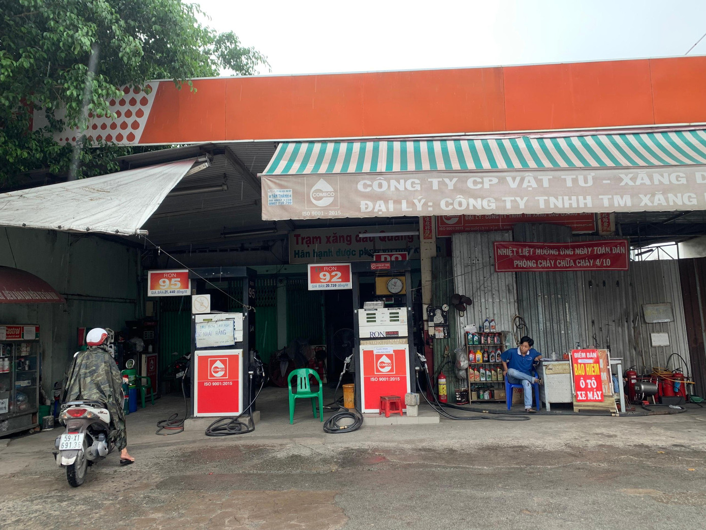 Cửa hàng xăng dầu thuộc Công ty TNHH Thương mại Xăng dầu Quang Mẫn treo bảng "Trụ bơm tạm nghỉ, chờ nhập hàng" (Ảnh: Hoàng Trang). Cửa hàng xăng dầu thuộc Công ty TNHH Thương mại Xăng dầu Quang Mẫn treo bảng "Trụ bơm tạm nghỉ, chờ nhập hàng" (Ảnh: Hoàng Trang).