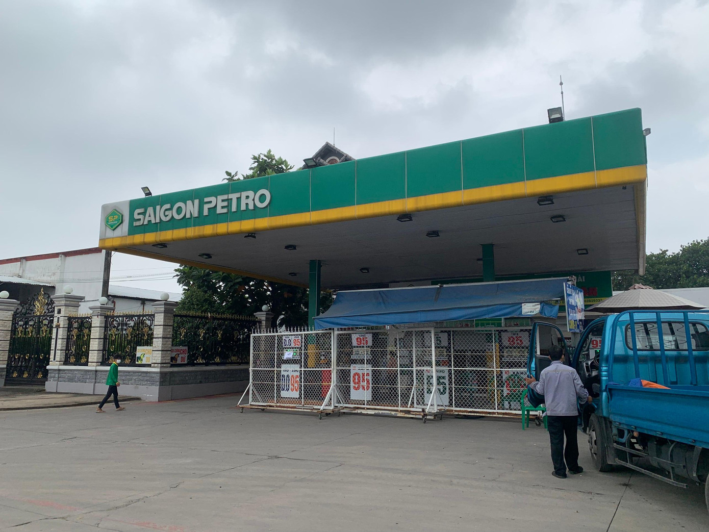 Trạm xăng dầu Linh Xuân địa chỉ số 229 quốc lộ 1A, phường Linh Xuân, TP.Thủ Đức treo biển, thông báo “hết xăng còn dầu” Trạm xăng dầu Linh Xuân địa chỉ số 229 quốc lộ 1A, phường Linh Xuân, TP.Thủ Đức treo biển, thông báo “hết xăng còn dầu”