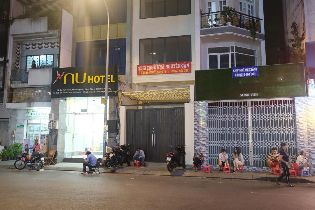 Trên khu đất “vàng” của phố Bùi Viện hiện nay vẫn còn nhiều khách sạn phố vẫn đóng cửa hoặc treo biển cho thuê mặt bằng từ khi có dịch COVID-19 và chưa thấy dấu hiệu hoạt động trở lại.