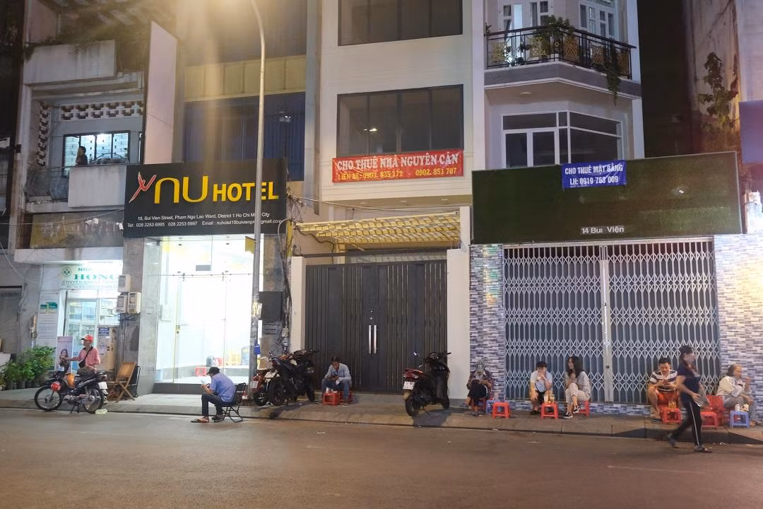 Trên khu đất “vàng” của phố Bùi Viện hiện nay vẫn còn nhiều khách sạn phố vẫn đóng cửa hoặc treo biển cho thuê mặt bằng từ khi có dịch COVID-19 và chưa thấy dấu hiệu hoạt động trở lại. Trên khu đất “vàng” của phố Bùi Viện hiện nay vẫn còn nhiều khách sạn phố vẫn đóng cửa hoặc treo biển cho thuê mặt bằng từ khi có dịch COVID-19 và chưa thấy dấu hiệu hoạt động trở lại.