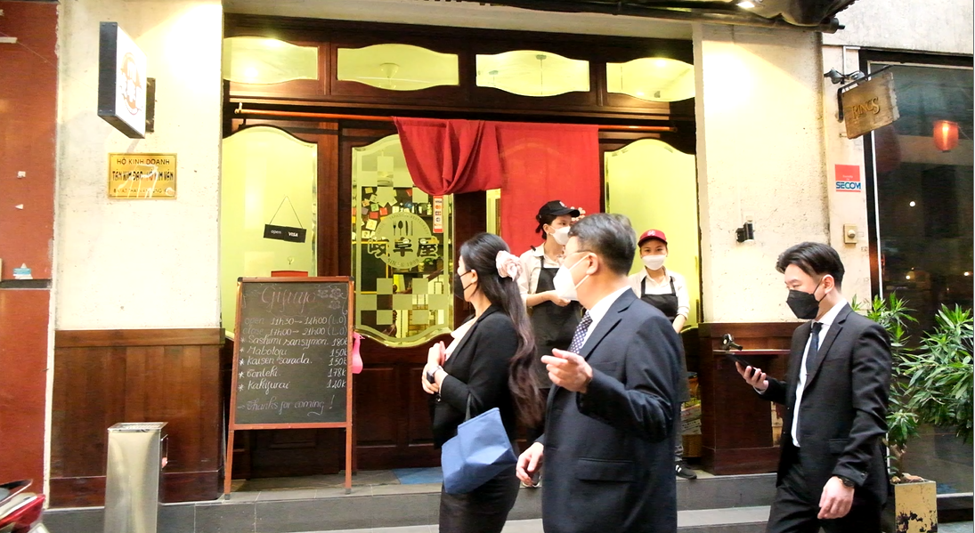 Theo quản lý nhà hàng Fujiro, các nhà hàng trong khu phố hiện nay chủ yếu phục vụ khách Nhật Bản, Hàn Quốc, Đài Loan, là những người đang sinh sống và làm việc tại Việt Nam còn khách du lịch mới hầu như không có.