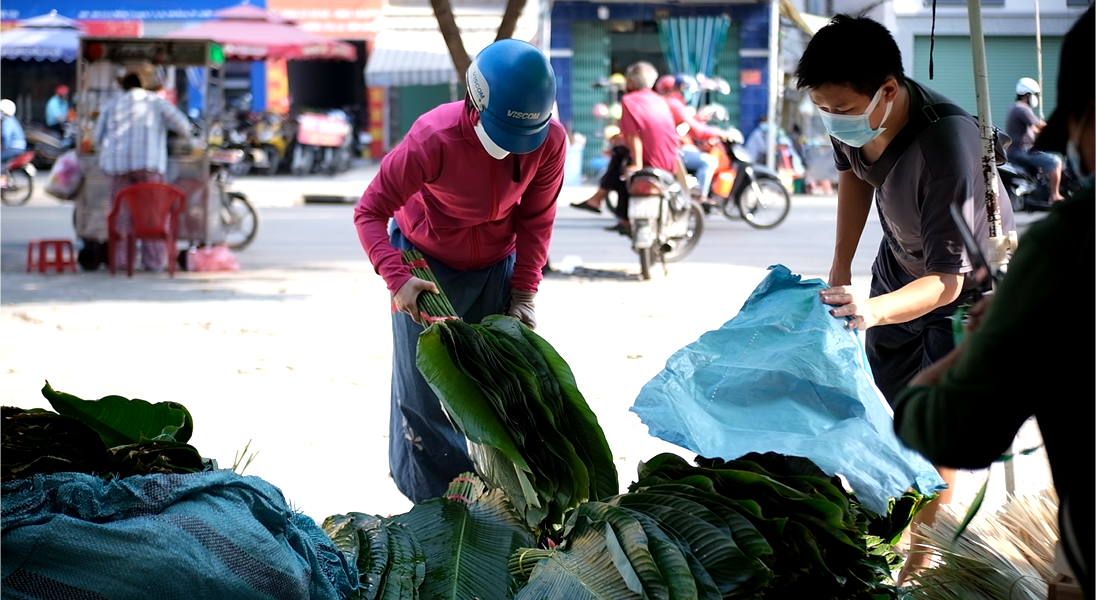 Đã từ lâu, chợ lá dong Ông Tạ trở thành địa điểm quen thuộc của người dân TPHCM mỗi dịp Tết đến xuân về. Đã từ lâu, chợ lá dong Ông Tạ trở thành địa điểm quen thuộc của người dân TPHCM mỗi dịp Tết đến xuân về.
