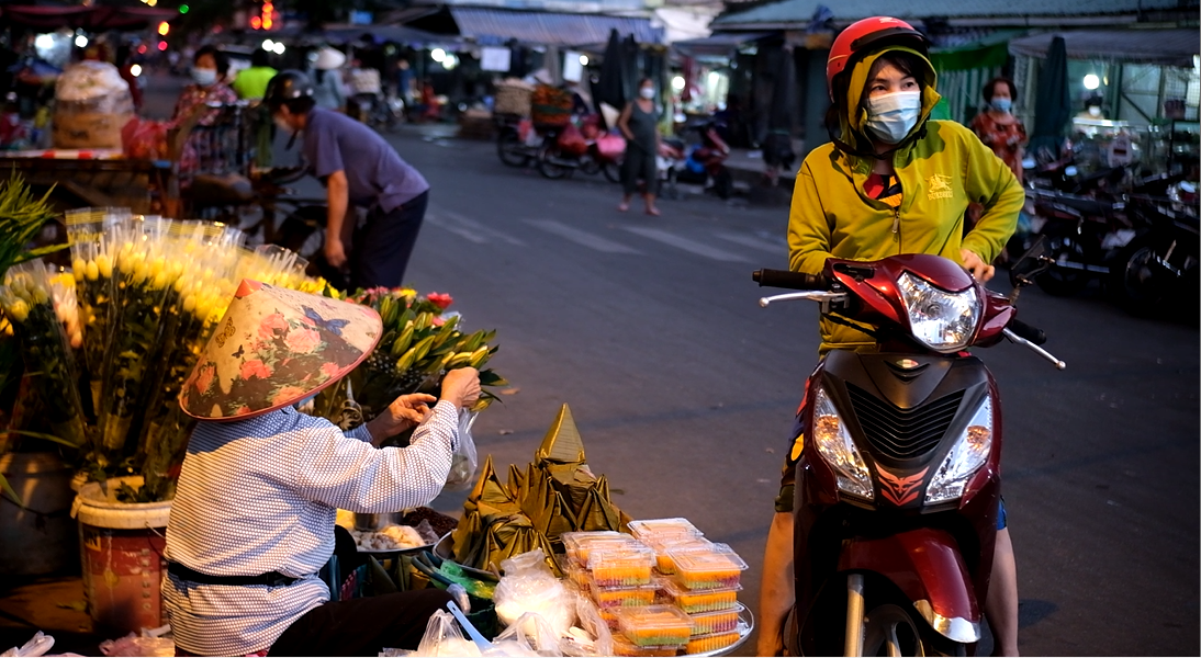 Bà Lan, một tiểu thương tại chợ Hòa Bình, cho biết: "Vào ngày rằm tháng Giêng, mỗi năm tôi đều làm khoảng 100 hộp xôi để bán, năm nay cũng không ngoại lệ".