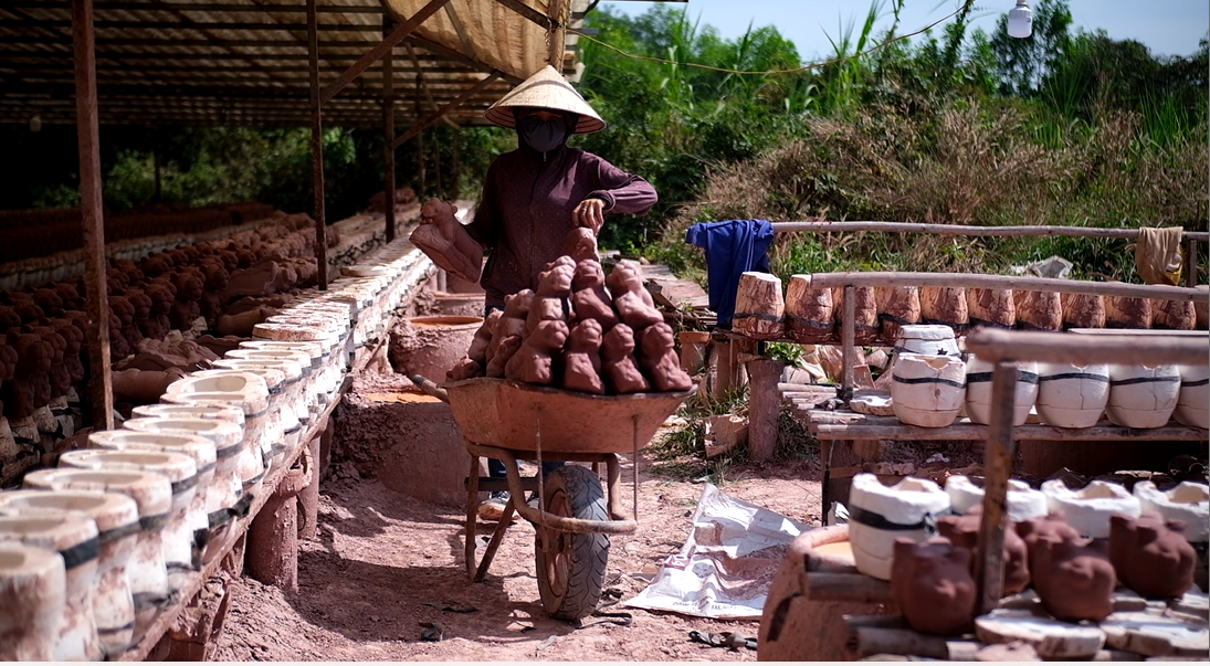 Theo chị Hợp, hổ đất được bán sỉ cho các mối buôn. Đầu mối thu mua dùng giấy nhám chà bóng, sơn màu lên thân hổ trước khi bán ra thị trường. Giá bán tại lò là 15.000 đồng/con nhưng sau khi làm đẹp, hổ đất được bán ra thị trường với mức giá thấp nhất là 30.000 đồng/con. Theo chị Hợp, hổ đất được bán sỉ cho các mối buôn. Đầu mối thu mua dùng giấy nhám chà bóng, sơn màu lên thân hổ trước khi bán ra thị trường. Giá bán tại lò là 15.000 đồng/con nhưng sau khi làm đẹp, hổ đất được bán ra thị trường với mức giá thấp nhất là 30.000 đồng/con.