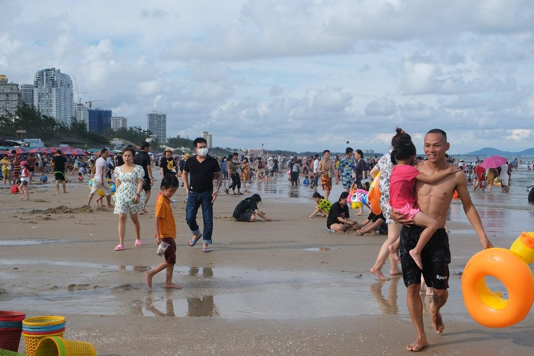 Trong 4 ngày nghỉ của kỳ lễ này, TP Vũng Tàu đón khoảng 250.000 lượt du khách đến vui chơi, nghỉ mát.