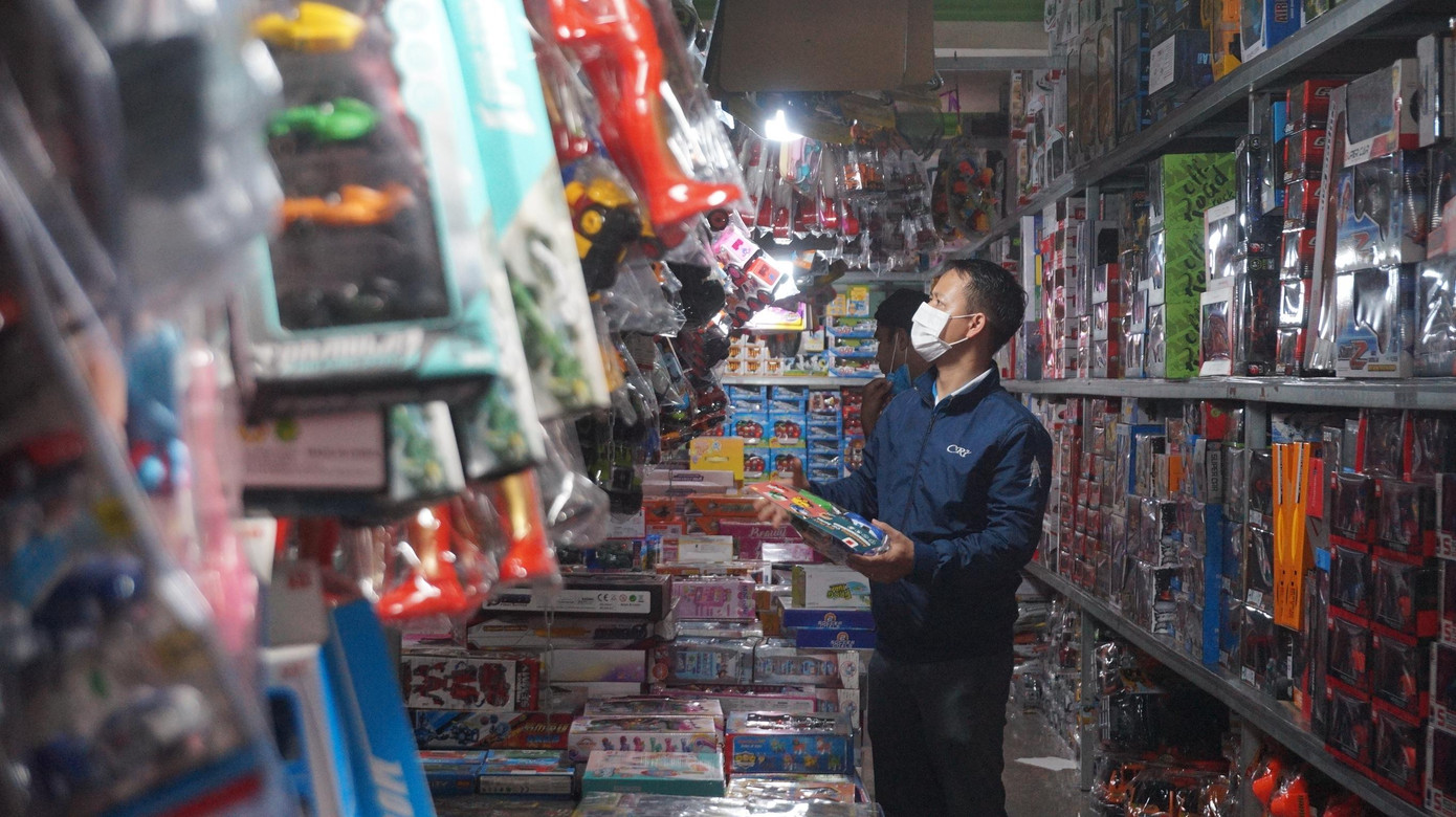 Do ảnh hưởng của dịch COVID-19, nhiều người lựa chọn hình thức đặt hàng qua mạng nhằm hạn chế đến chỗ đông người, khiến không khí tại các phố đồ chơi trẻ em trở nên ảm đảm khác thường.