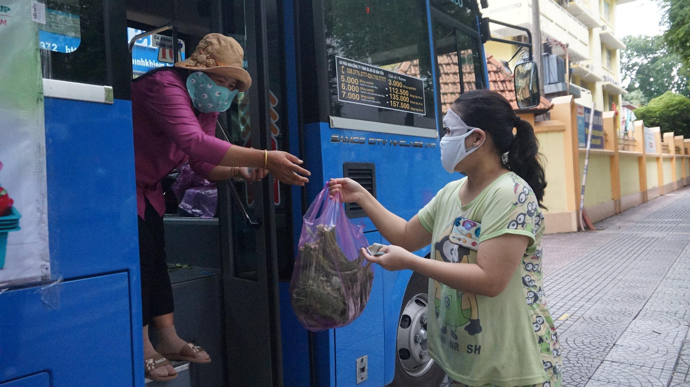 Người dân thực hiện nghiêm việc đeo khẩu trang, rửa tay sát khuẩn trước khi mua hàng