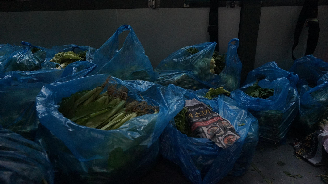 Những mặt hàng như rau, củ sẽ được nhân viên đóng gói sẵn, người dân chỉ việc lấy, sau đó nhân viên xe buýt xe cân và thanh toán.