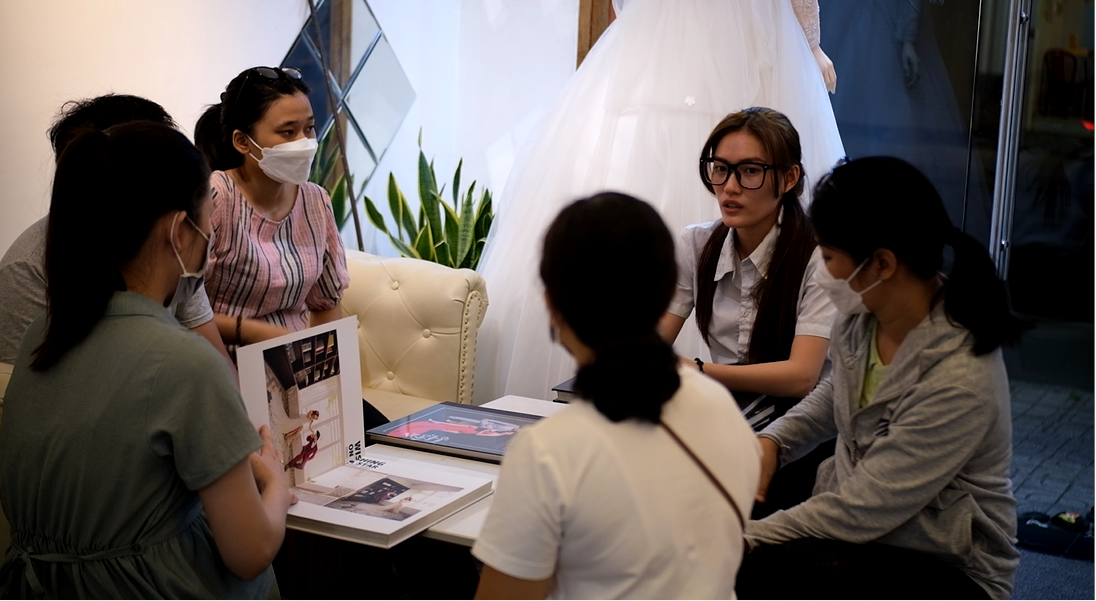 Những ngày này, phố váy cưới ở TP.HCM trở nên nhộn nhịp khi đón lượng khách tăng mạnh. Những ngày này, phố váy cưới ở TP.HCM trở nên nhộn nhịp khi đón lượng khách tăng mạnh.