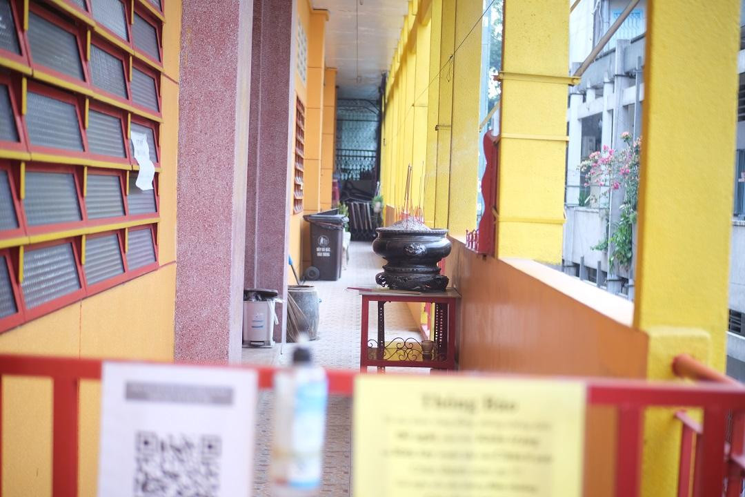 Vì chùa nằm ở tầng trên cùng của chung cư nên không có kiến trúc giống như các ngôi chùa khác không có cổng tam quan, khách đi vào chùa theo lối hàng lang của chung cư.