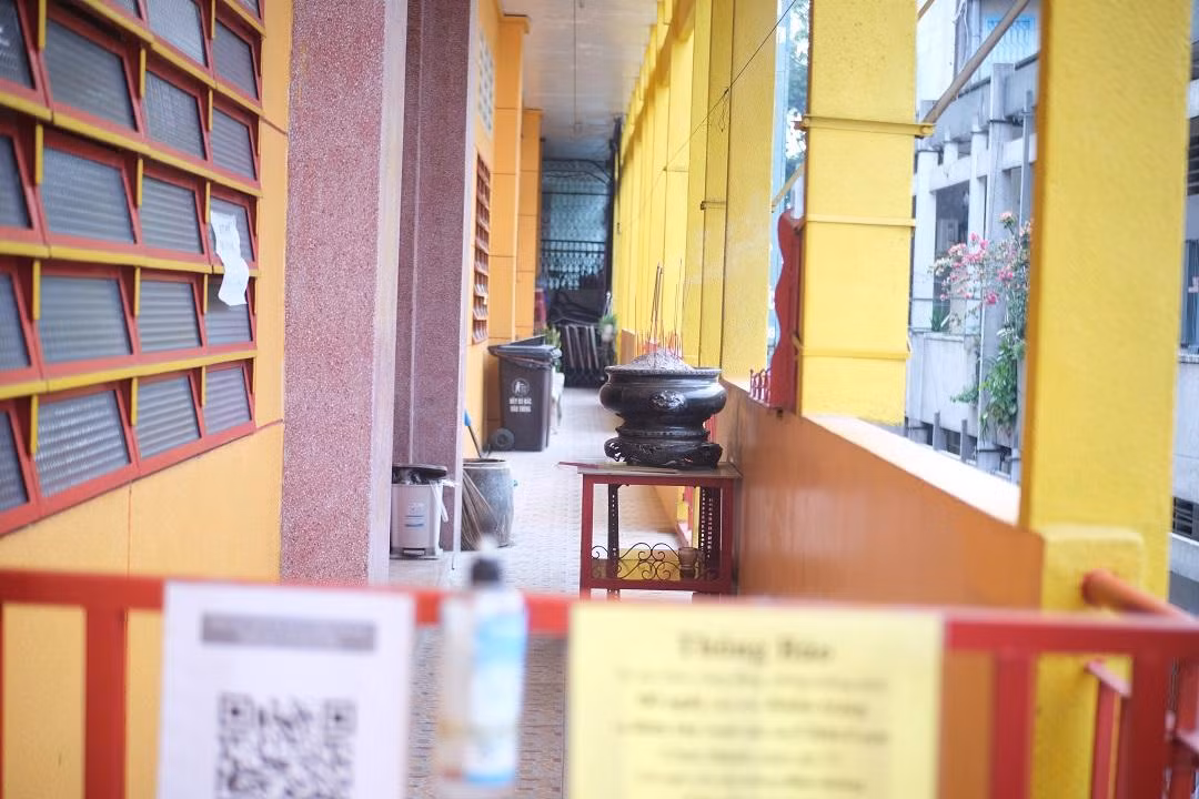 Vì chùa nằm ở tầng trên cùng của chung cư nên không có kiến trúc giống như các ngôi chùa khác không có cổng tam quan, khách đi vào chùa theo lối hàng lang của chung cư.