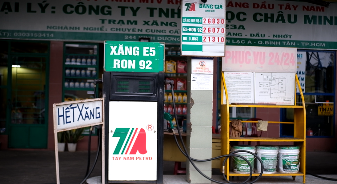 Cây xăng trên đường Kinh Dương Vương, đoạn gần bến xe miền Tây (quận Bình Tân) cũng thông báo hết xăng từ sáng ngày 10/3.